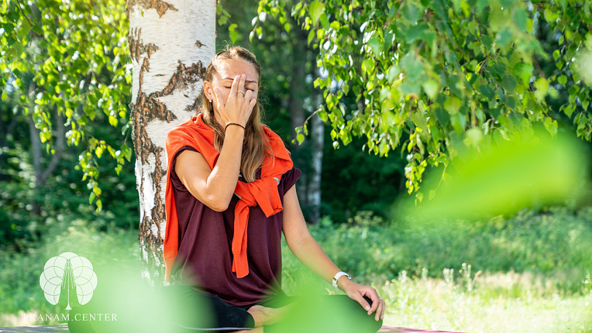 девушка занимается пранаямой фото