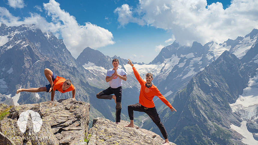 трое мужчин фото