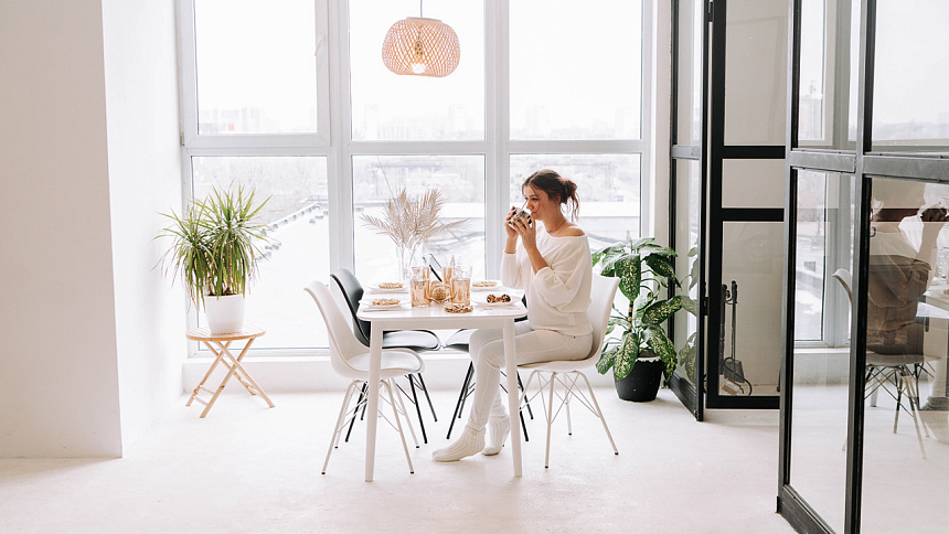 девушка ест еду фото