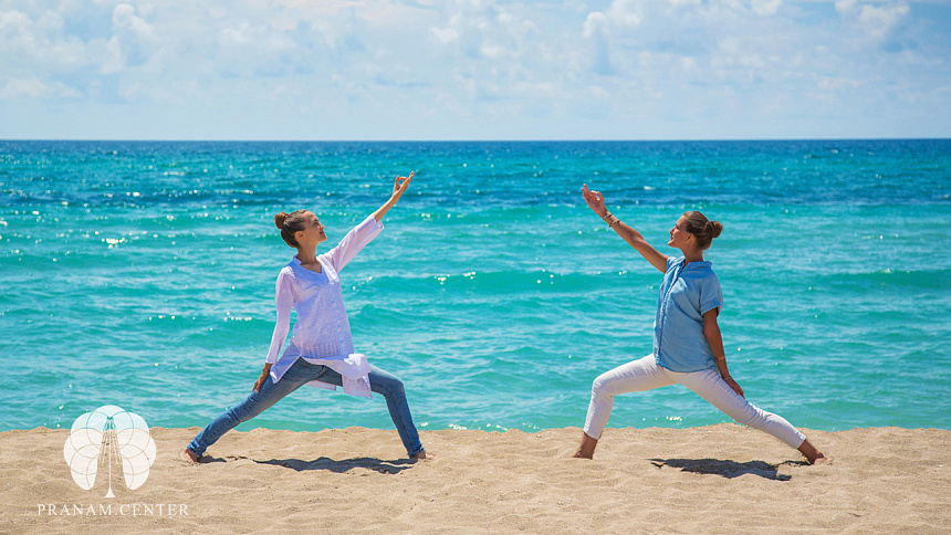 поза воина на море фото