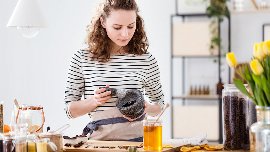 девушка делает лекарства