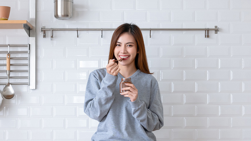 девушка ест чаванпраш