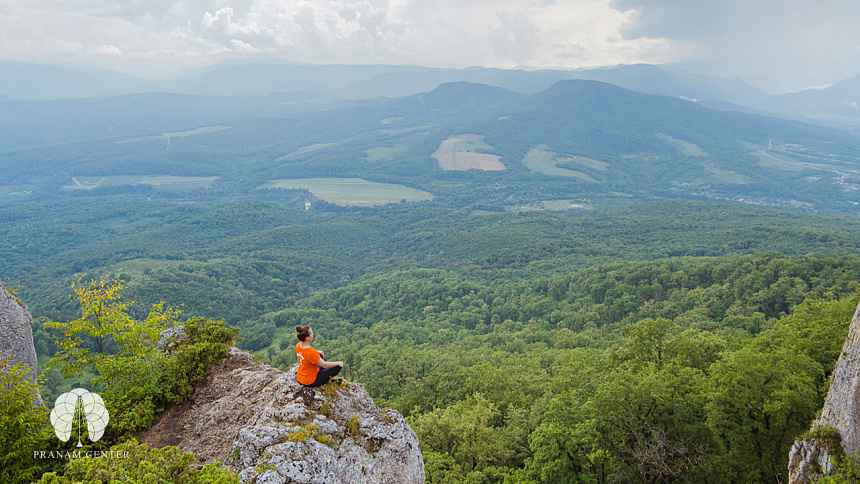 девушка в горах фото