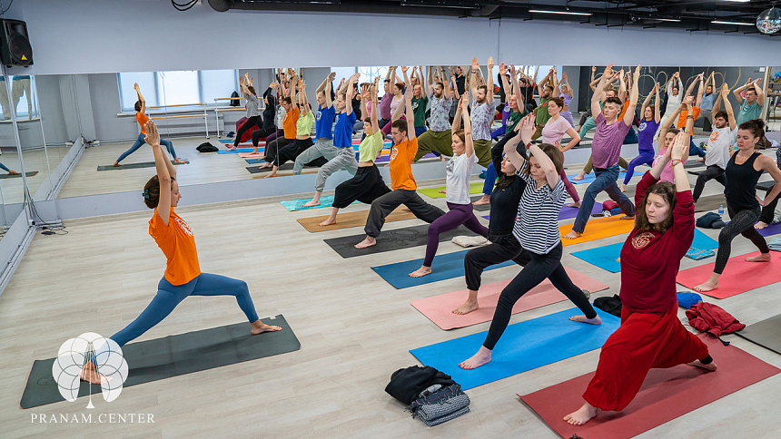 Групповое занятие йогой фото