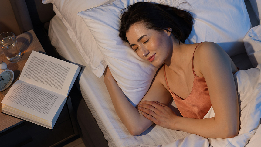 женщина засыпает в постели