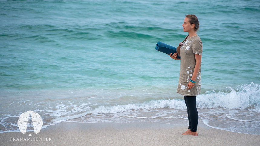 коврик для йоги у моря фото