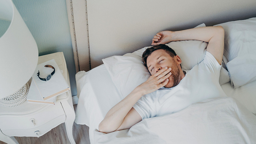 мужчина в кровати фото