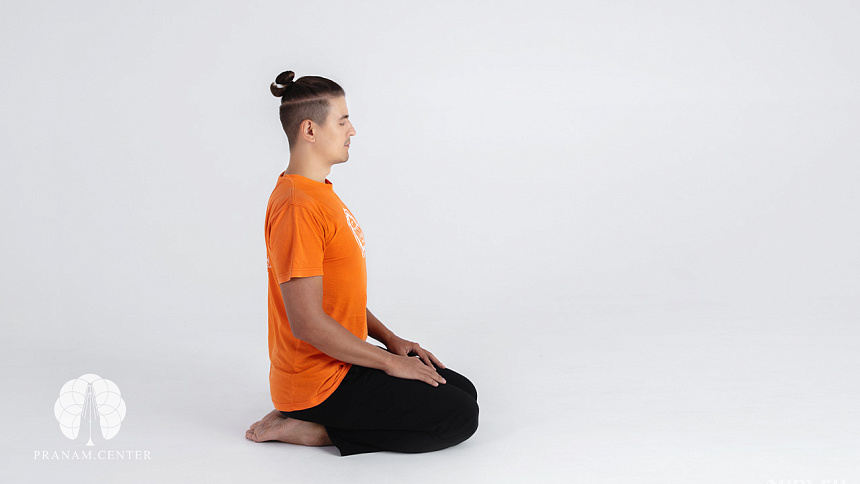 Поза на коленях (ваджрасана) фото