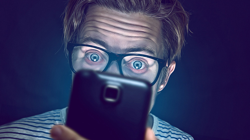 человек в телефоне