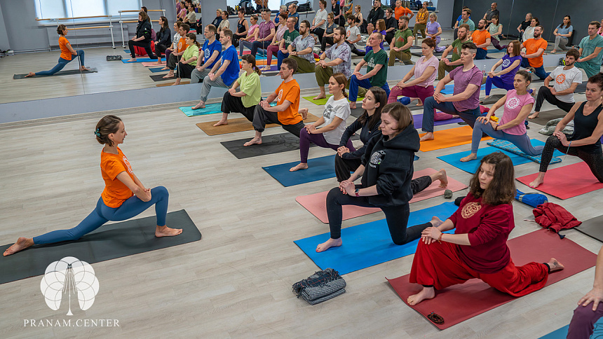 Занятие йогой в зале фото