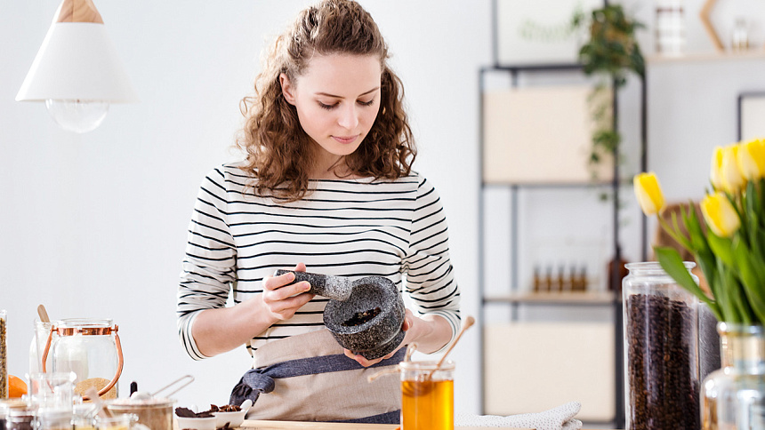 девушка измельчает специи фото