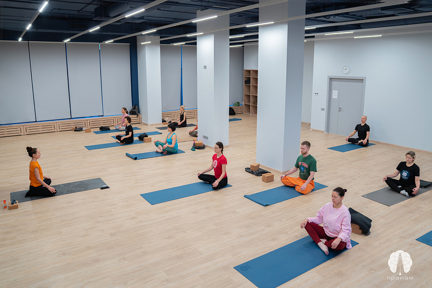 йога в зале