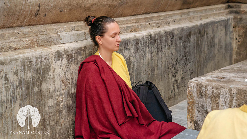 девушка медитирует фото