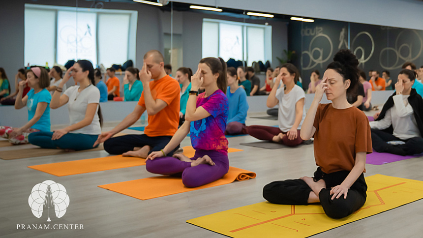 групповая практика йоги фото