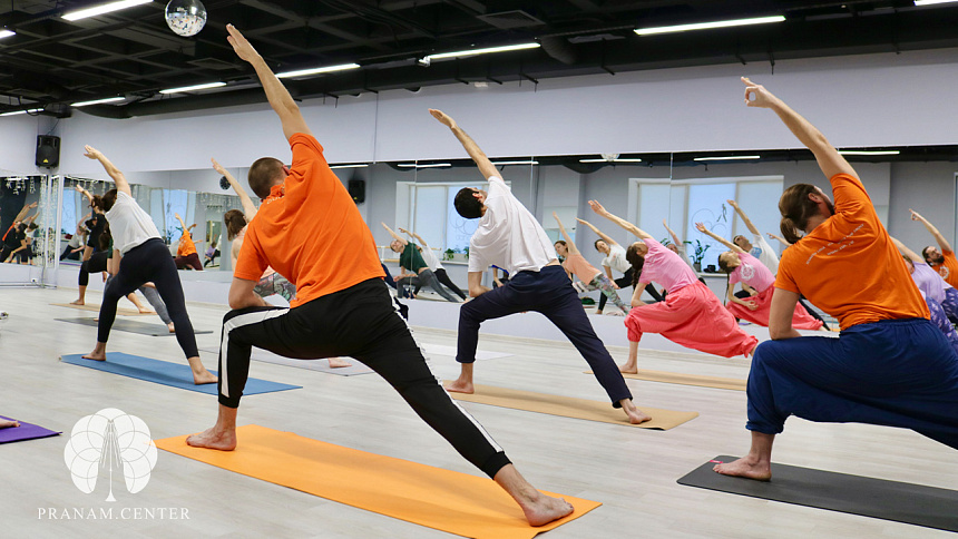 Групповая практика йоги фото