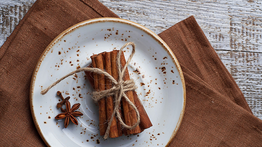 корица на тарелке